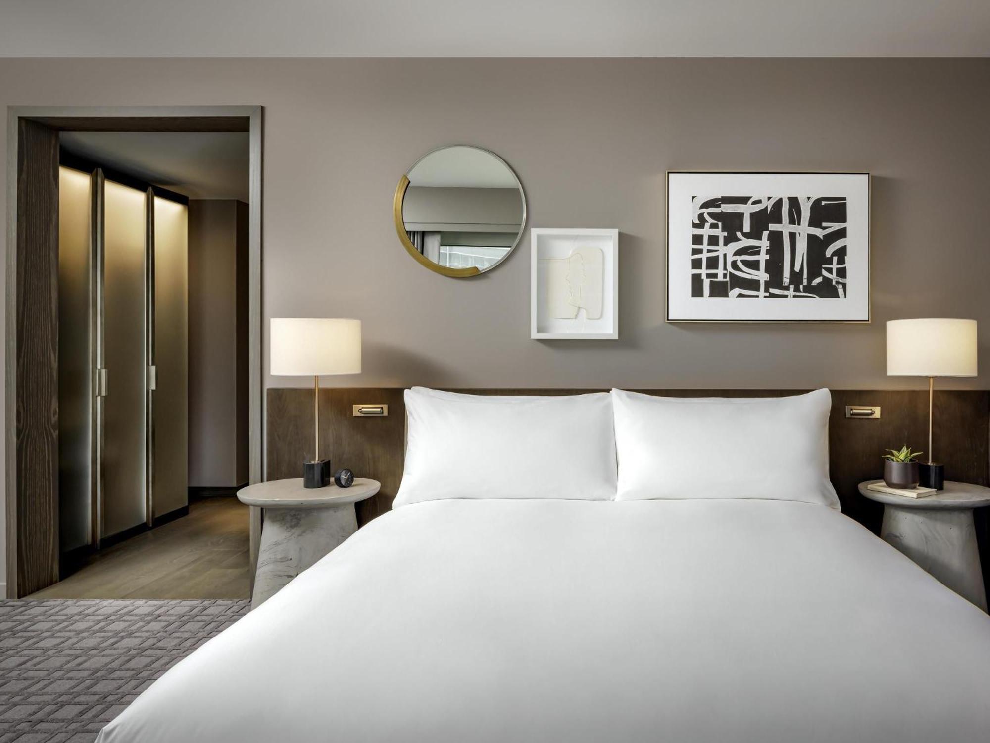Fairmont Gold Signature One Bedroom Corner Suite with Lounge Access - Mobility Access