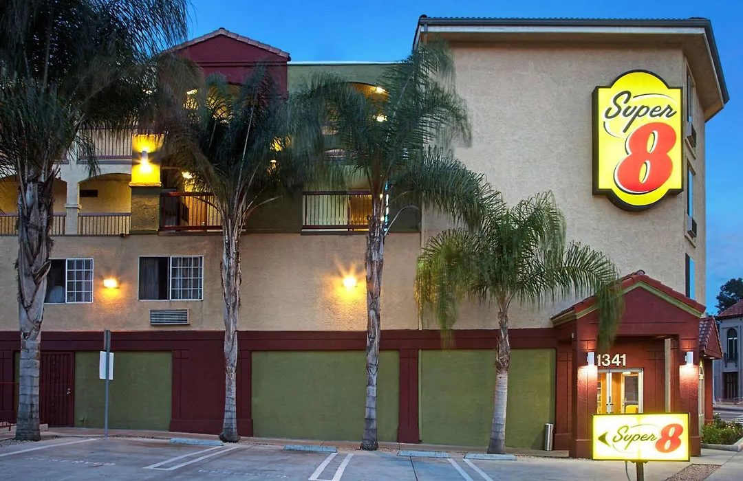Super 8 By Wyndham Los Angeles Downtown-1