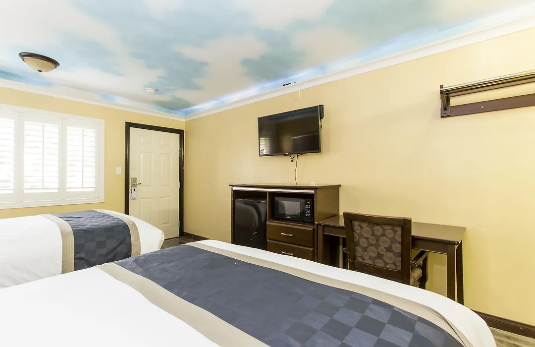 Hollywood Palms Inns & Suites-1