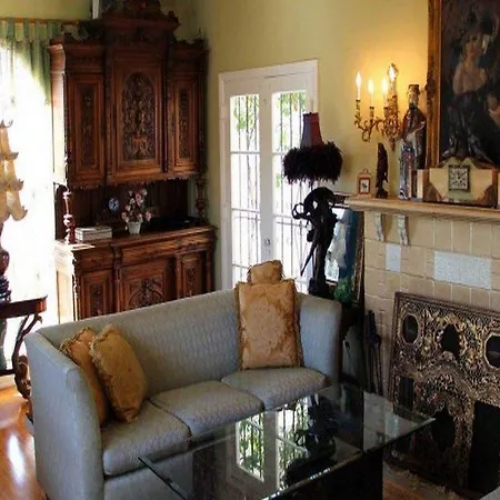 Cinema Suites Bed & Breakfast Hsr19-19-001050-3