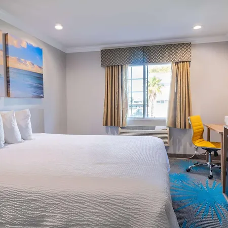 Days Inn By Wyndham Santa Monica-3