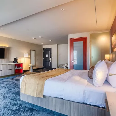 Best Western Premier Noho Inn-2